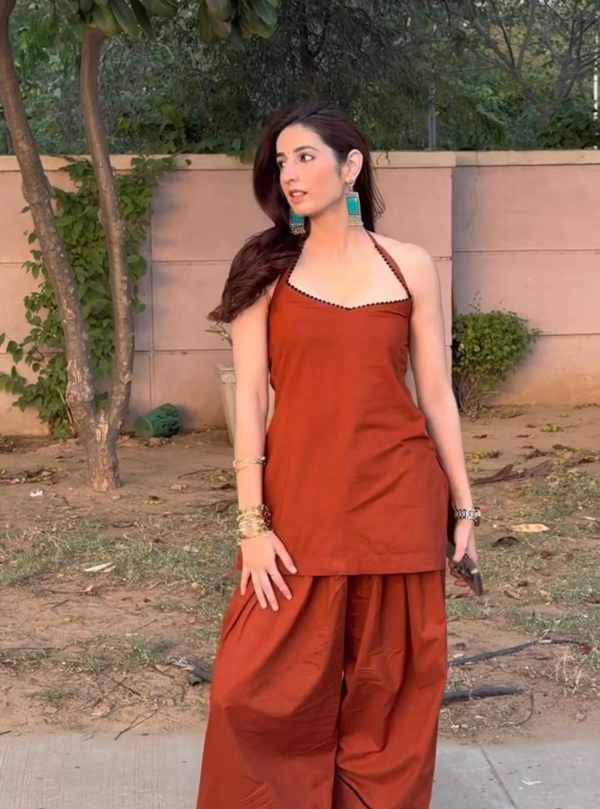 Terracotta Kaajal Halter Farshi Set (2-Piece)